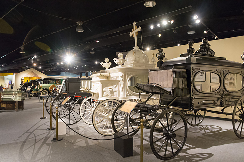 広いスペースを使ってさまざまな霊柩車を展示していた