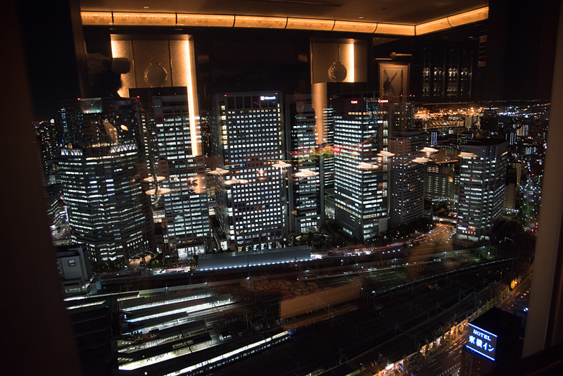 「CHEF'S TABLE」からの眺め。品川駅やその向こうに日本マイクロソフト、キヤノンの入るビルが見える。見事な夜景