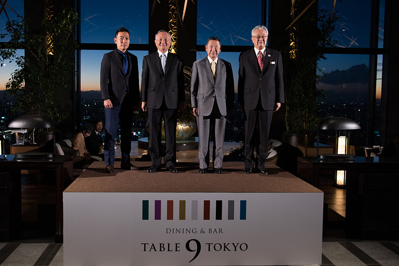 赤坂氏の乾杯後シェードが上昇。東京の夜景が現われた