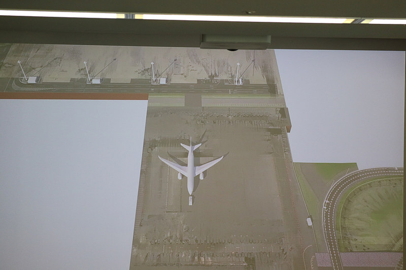 ZA001号機が現在駐機している箇所からFLIGHT OF DREAMSまで約900mを移動する