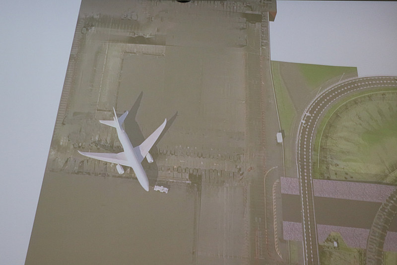 ZA001号機が現在駐機している箇所からFLIGHT OF DREAMSまで約900mを移動する