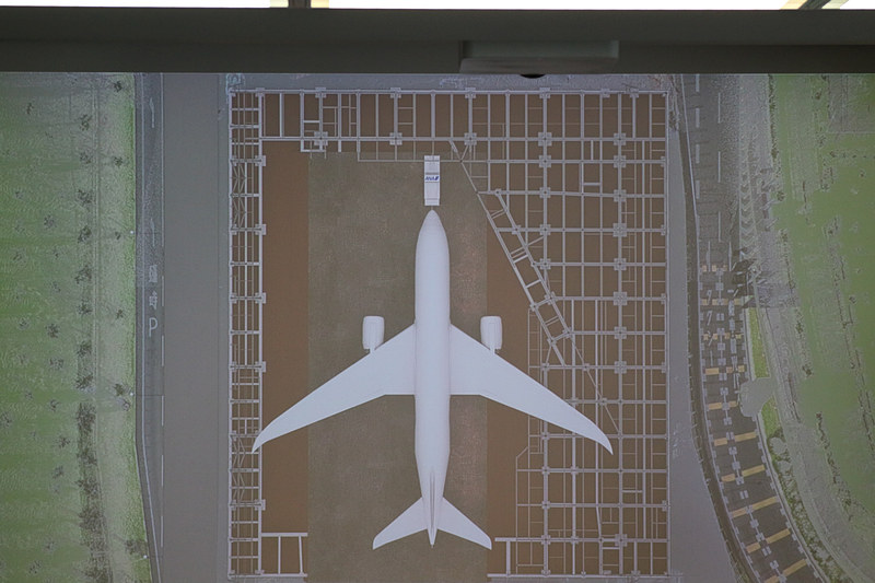 ZA001号機が現在駐機している箇所からFLIGHT OF DREAMSまで約900mを移動する