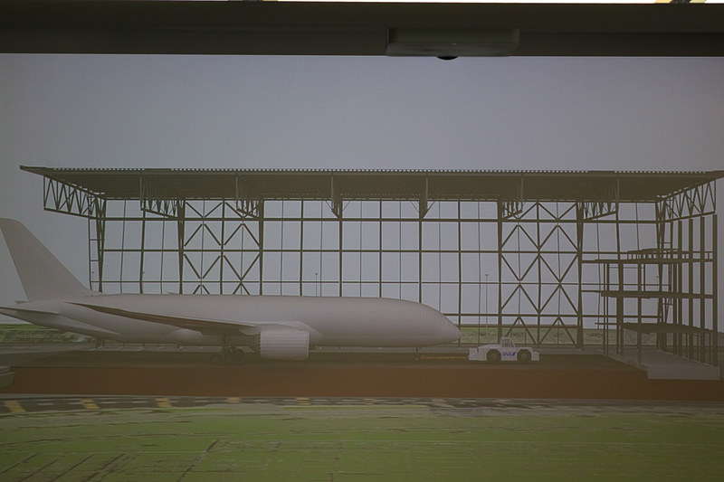 ZA001号機が現在駐機している箇所からFLIGHT OF DREAMSまで約900mを移動する