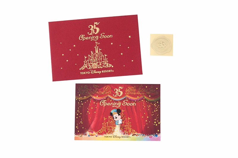 「東京ディズニーリゾート35周年“Happiest Celebration！”」のスペシャルグッズを2018年2月10日から4月9日まで販売する。写真は「グリーディングカード」（380円）