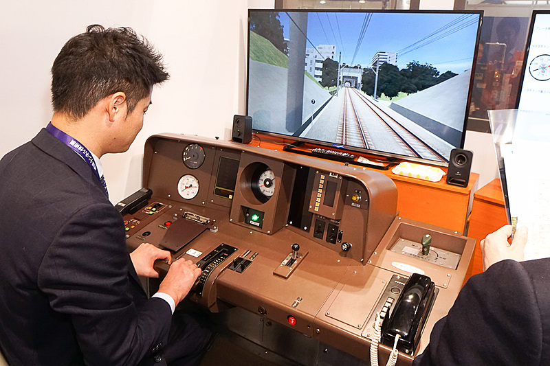 東急テクノシステムの「小型運転シミュレータ」。写真では装着していないがVRを使う省スペースシステム