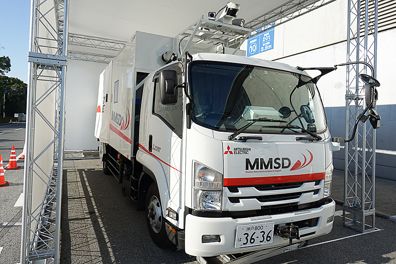 三菱電機の三菱インフラモニタリングシステム「MMSD」。8Kラインカメラとレーザースキャナを搭載した計測車両によってトンネル壁面全体を検査