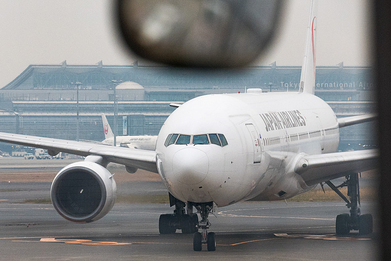 福岡から羽田空港に到着したJAL316便が8番スポットへ。徐々にL1ドア脇のデカールが見えてくる