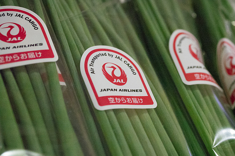 空輸を担うJALのロゴがパッケージに描かれている