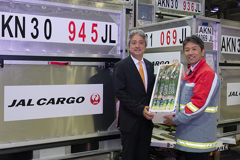 日本航空株式会社 執行役員 貨物郵便本部長 岩越宏雄氏（左）と日本航空株式会社 日本地区貨物販売支店 九州販売部 部長 濱田隆三氏（右）