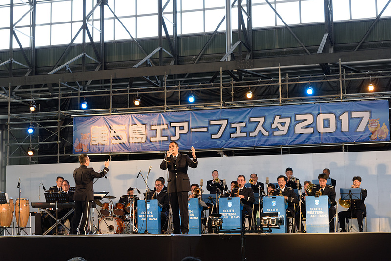 ステージの軍楽隊コンサート。といっても、親しみやすさを意識してか、ポピュラーコンサートの雰囲気