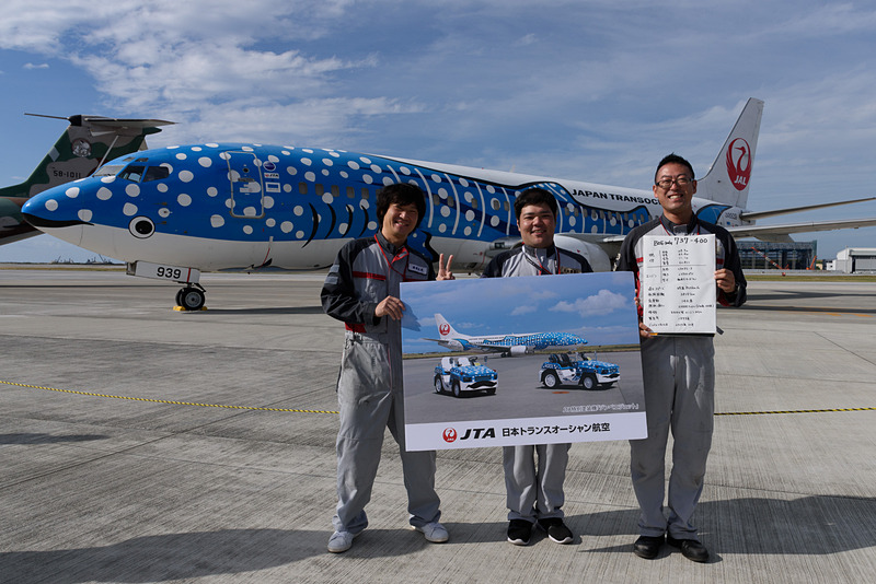 写真撮影や機体解説を行なうJTAスタッフは、3名になってパワーアップ