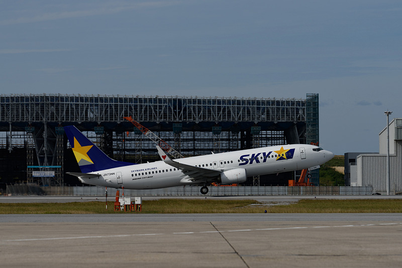 エプロンにいるだけで、いろいろな飛行機の離着陸シーンを見られる