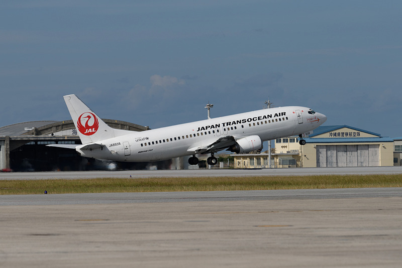 エプロンにいるだけで、いろいろな飛行機の離着陸シーンを見られる