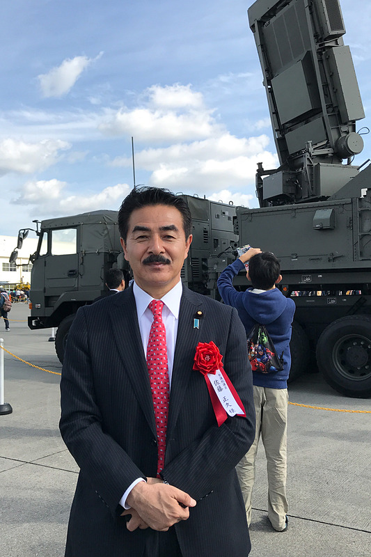 「美ら島エアーフェスタ2017」を視察していた佐藤正久 外務副大臣。多くの人から記念写真をリクエストされていた