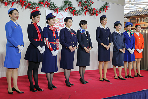 歴代制服を着用した「JALベルスター2017」がセントレアで「明日の翼