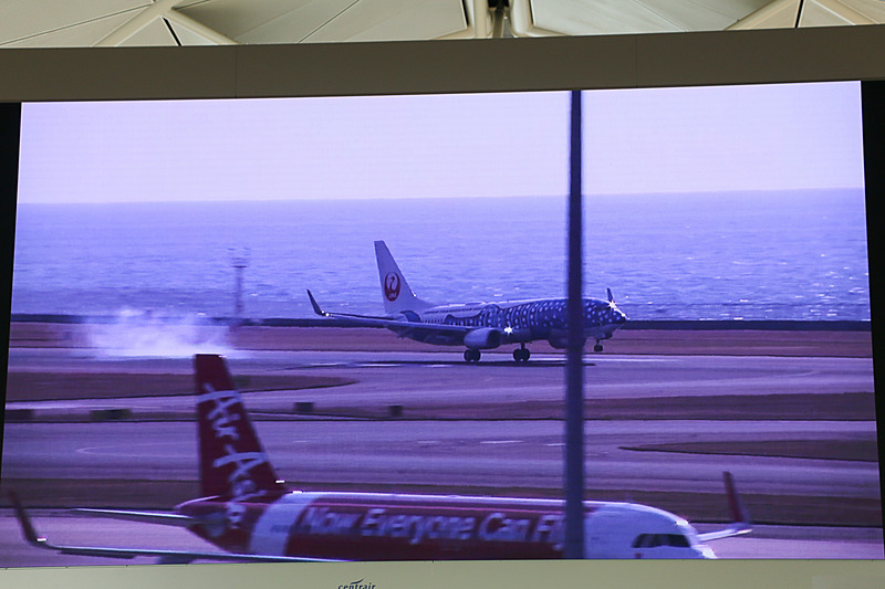 イベント当日、セントレアに着陸する「新ジンベエジェット」（ボーイング 737-800型機、登録記号：JA05RK）の模様を動画で紹介した