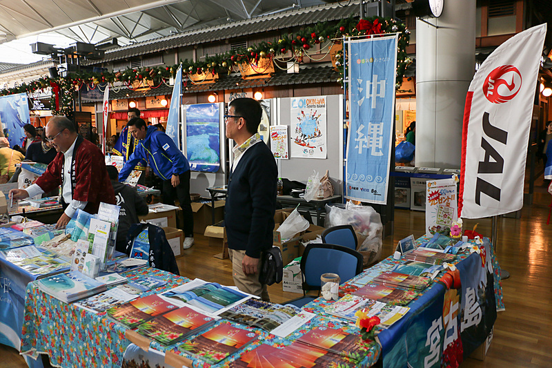 沖縄の観光PRコーナー。ミス沖縄コバルトブルーの町田満彩智さんも来場