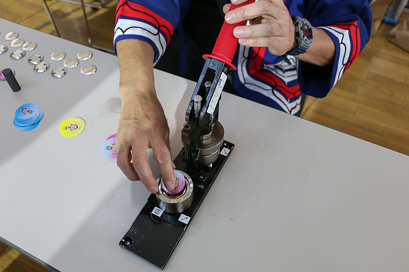 「北海道」を命名した松浦武四郎生誕200年を記念した缶バッジの作成コーナー。松浦武四郎氏出身の松阪市のキャラクター「たけちゃん」も会場でグリーティング
