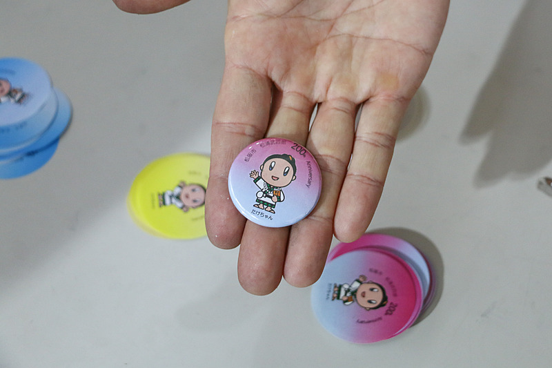 「北海道」を命名した松浦武四郎生誕200年を記念した缶バッジの作成コーナー。松浦武四郎氏出身の松阪市のキャラクター「たけちゃん」も会場でグリーティング