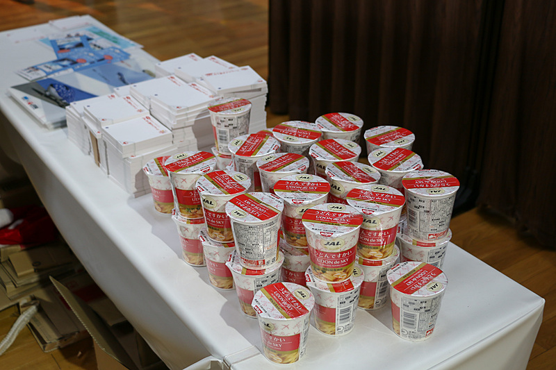 「ダッシュdeGO」はタイヤの付いたおもちゃの飛行機を転がして、狙ったエリアに停止させると「うどんですかい」などの景品がもらえるというもの