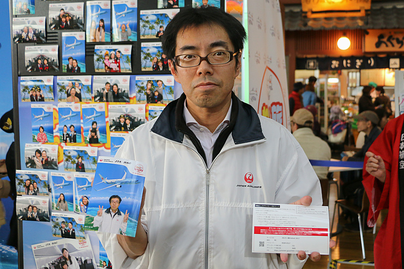 子供向けの小さなサイズの制服を着用して記念写真を撮影すると、その場で印刷してもらえるうえに、画像データのダウンロードもできるようになる