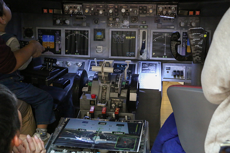 JALグループの整備士が段ボールやさまざまな部品を使い再現したボーイング 737型機のコックピット