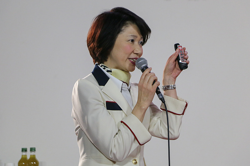 CAが機内で乗客に配る「千社札シール」を紹介