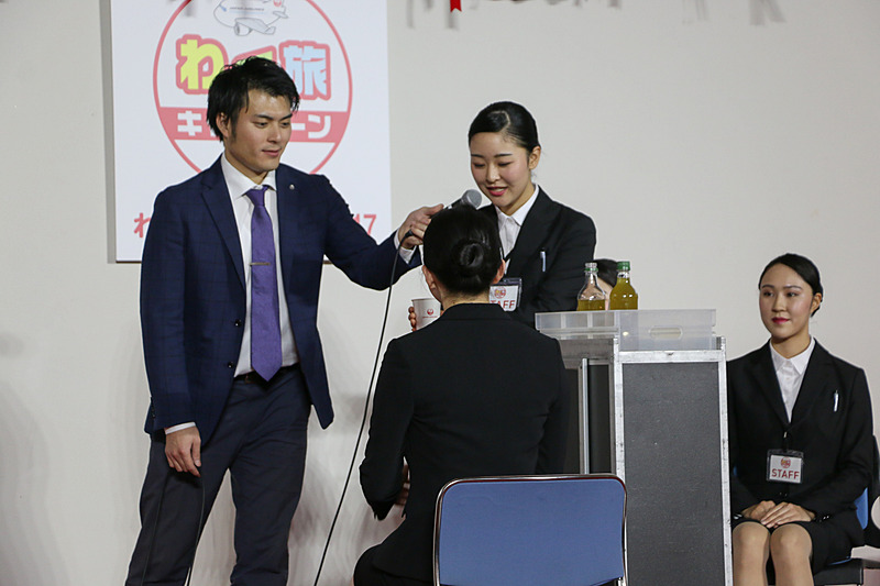 学生らがドリンクの機内サービスにチャレンジ