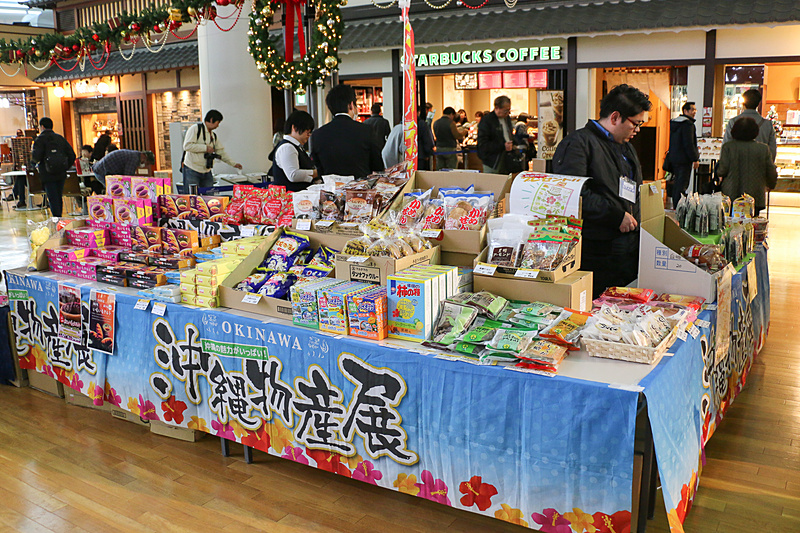 沖縄名物が揃った沖縄物産展コーナー