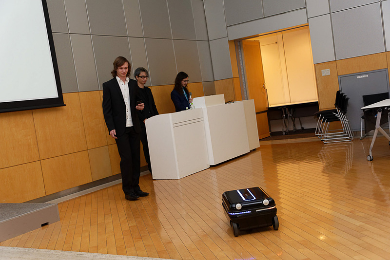 ユーザーを追いかけて移動する