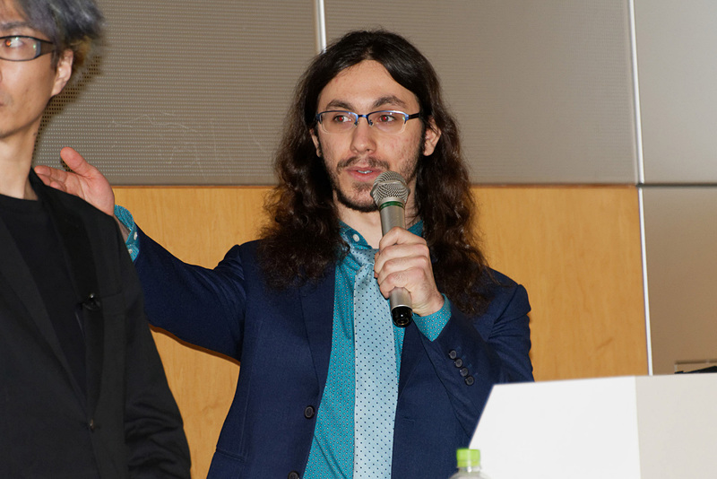 来日したトラベルメイト・ロボティクスの代表 マックス・ミクシリアン氏。電話機から歴史的な進化を遂げたスマートフォンを例に、このTravelmateも旅行のスタイルを大きく変えうる製品だと話した