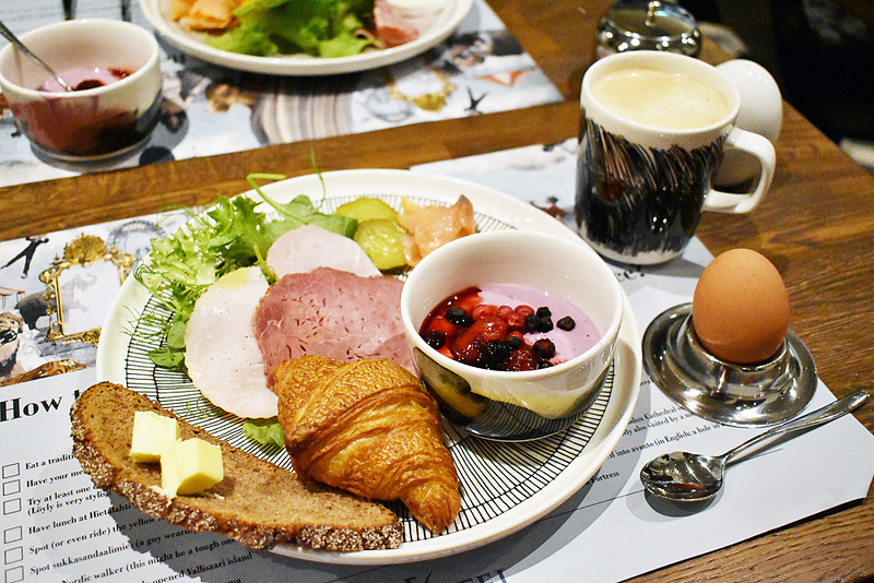 お皿に盛った朝食