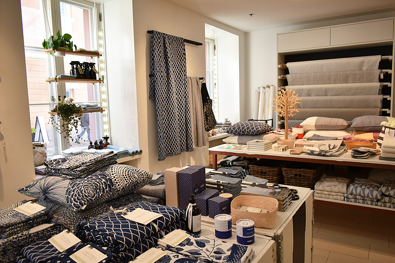 日本でもセレクトショップなどに入っている「ラプアン カンクリ」。センス抜群のテキスタイル、最高級リネンのクロスなどが並びます