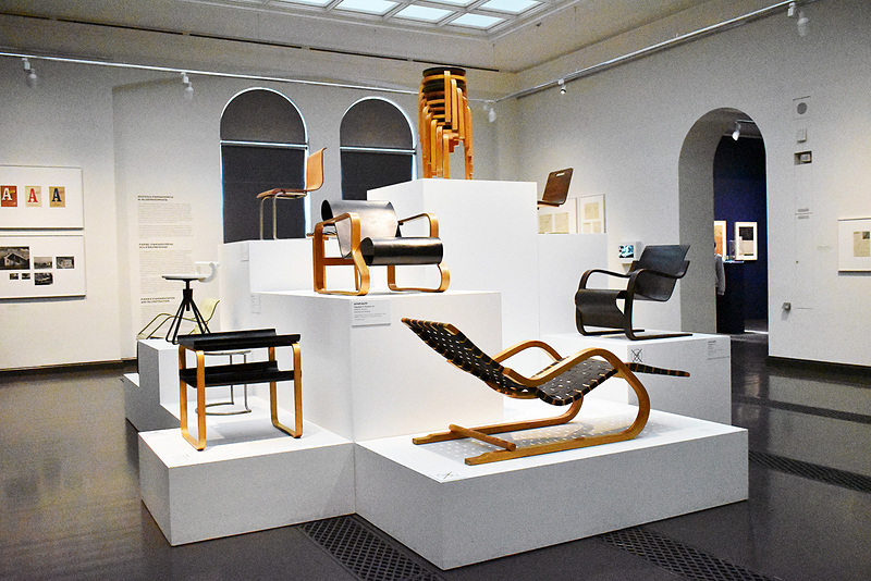 アアルトといえばイスのデザインで有名。右は結核患者のためにデザインしたアームチェア