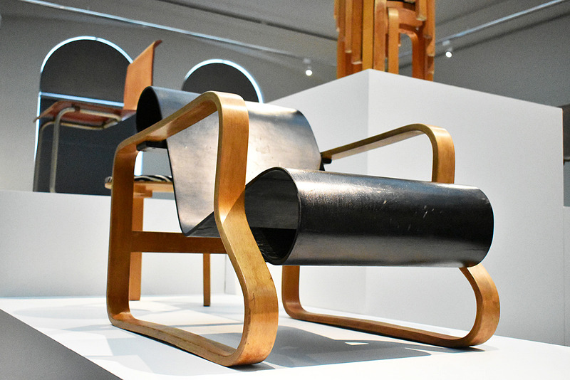 アアルトといえばイスのデザインで有名。右は結核患者のためにデザインしたアームチェア