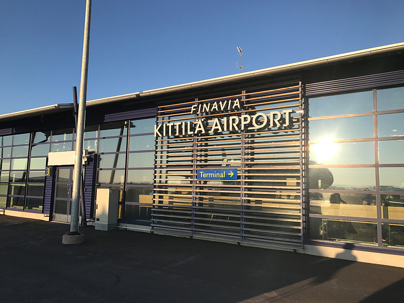 北緯67度に位置するキッティラ空港に到着