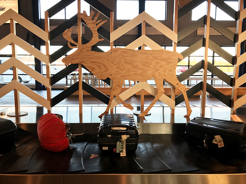 北極圏の空港らしく、トナカイや雪の結晶モチーフがあちこちに