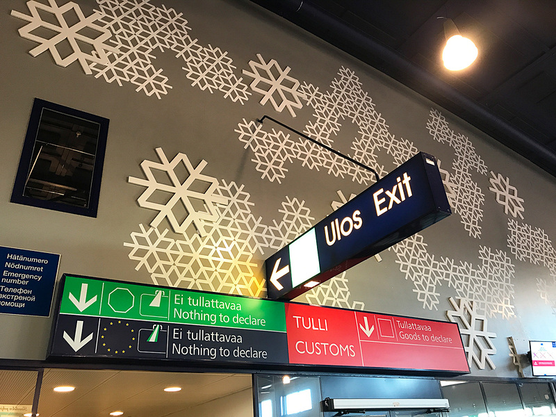 北極圏の空港らしく、トナカイや雪の結晶モチーフがあちこちに
