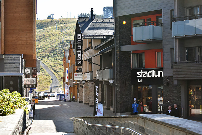 ホテル周辺はアウトドア・スポーツ用品店がずらり。すぐ向こうがスキー場