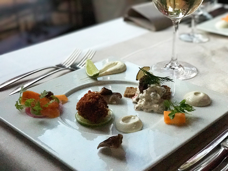 夜はホテルのすぐ近くにある「King Crab House」でシーフードディナー。まさかラップランドでカニを黙々と食べるとは思ってもいませんでしたが美味しかったです