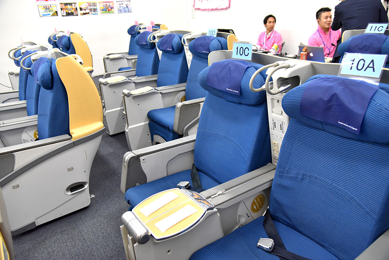 審査会場には機内同様の座席のモックが並ぶ。Lサイド、Rサイド合計26名の利用客へサービスを行なう