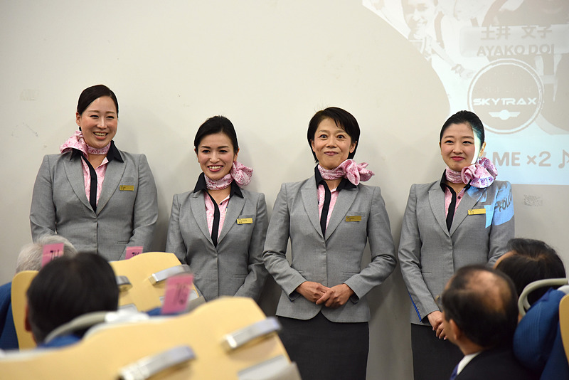 乗務第2課の「ニコニコE-girls」。矢部かえで氏（2011年度入社）、畑中千貴氏（2006年度入社）、小室玲子氏（1995年度入社）、土井文子氏（2013年度入社）