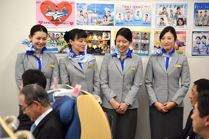 乗務第8課「こめざんまい」。八尾はるみ氏（2006年度入社）、坂井桂子氏（2005年度入社）、井上衿菜氏（2014年度入社）、浅野杏奈氏（2007年度入社）