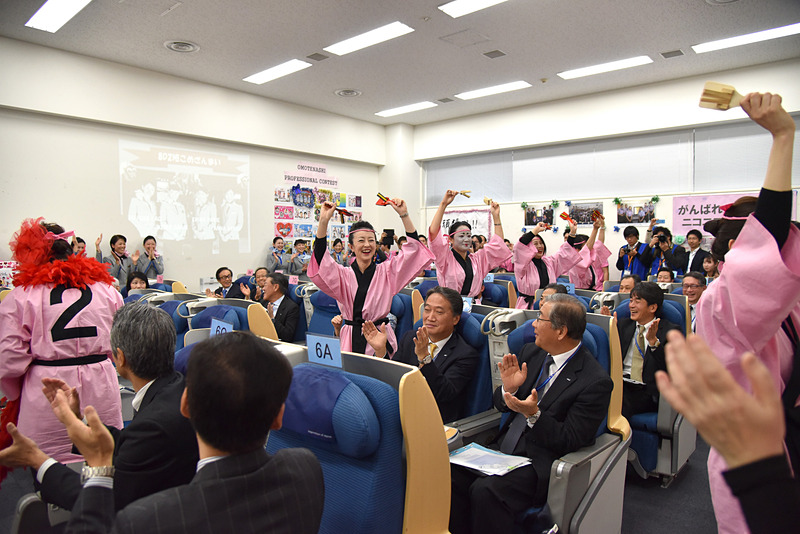 「ニコニコE-girls」の応援団は法被とねじりハチマキでお祭り騒ぎ