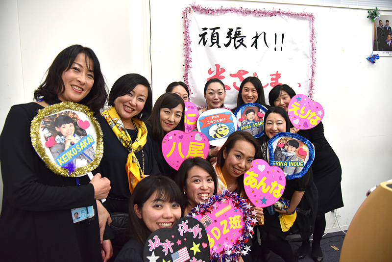 ファー付きの扇子でディスコな雰囲気を作り上げた