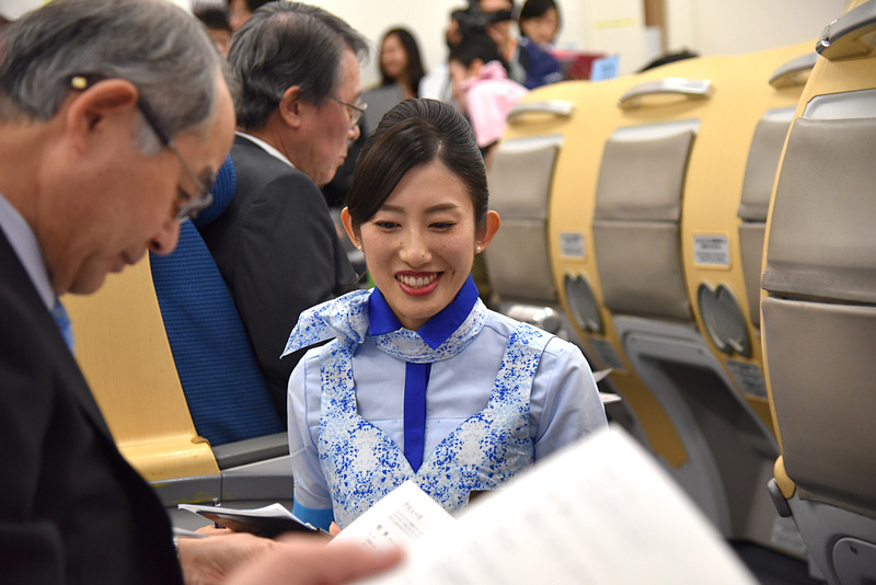 コンテストがスタート！　食事のオーダーから始まった。目線を合わせて会話も弾む