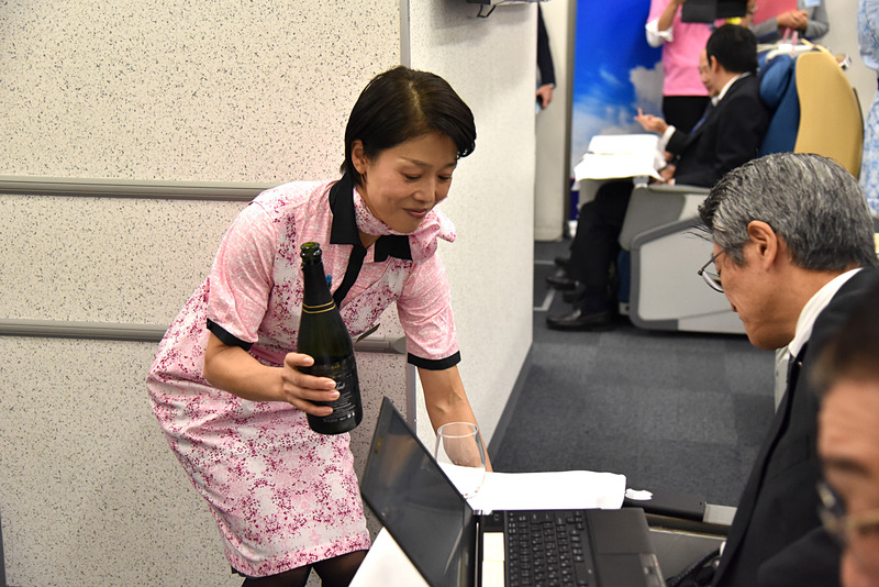 小室玲子氏はPC作業をジャマしないようにしながらも確実に利用者に声が届くよう話しかけていた