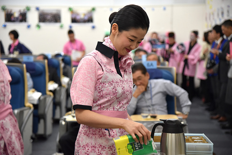 土井文子氏はジュースを注ぐ瞬間も笑顔