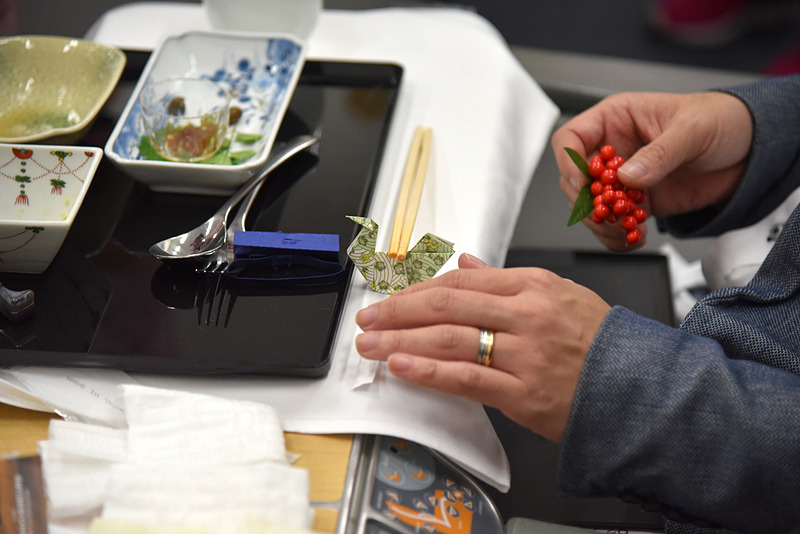 難を転ずるとして年末らしい南天のオブジェなどもさりげなくお盆に添えていた