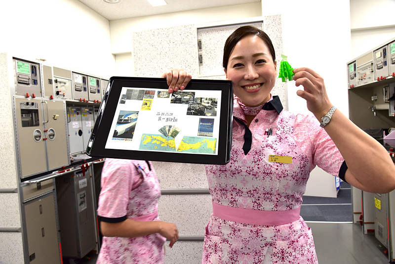 実はトレイにも一工夫。手作りのクリスマスツリーをちょこんと立ててドリンクなどをサーブしていた